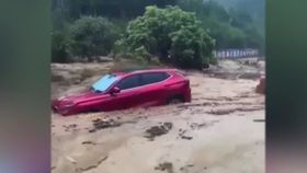 VIDEO Din ce în ce mai multe țări, măturate de inundații și tornade! Scenele apocaliptice au lăsat sute de oameni fără adăpost